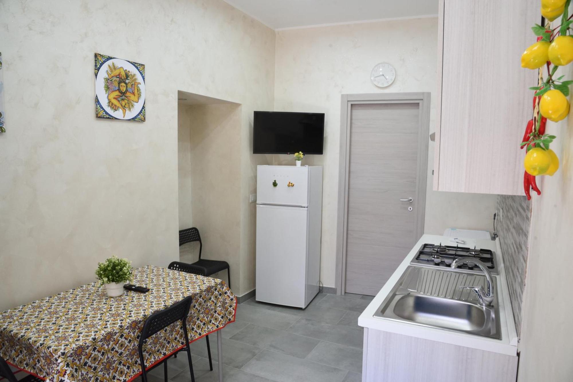 Family House Apartment คาตาเนีย ภายนอก รูปภาพ